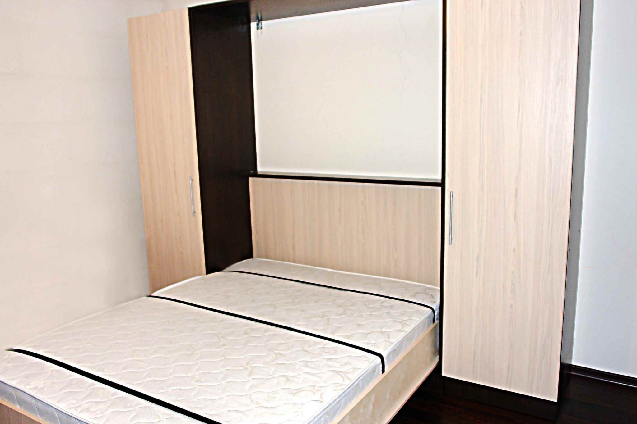 Встроенная кровать в шкаф вертикальная